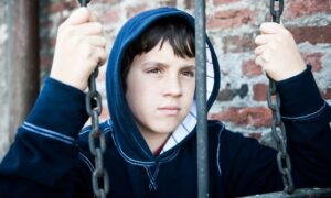 Padre e hijo consultando asesoramiento legal sobre menores infractores en Castro Urdiales